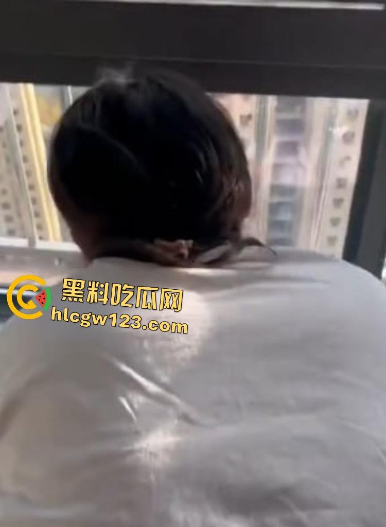 17岁虎背熊腰实习护士被破处！阳台口交脸红的和鸡巴一样，医院给别人打针，现在自己被打针！  第6张