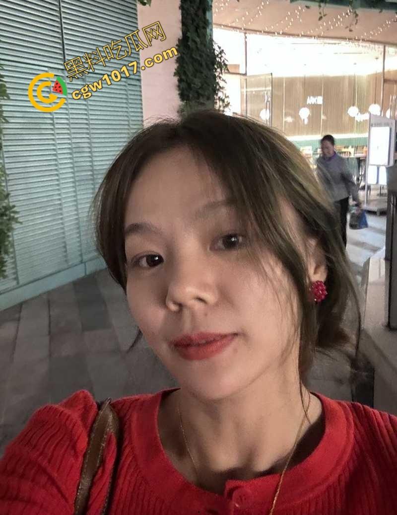 四川极品短发小少妇【汪梦霏】喜欢镜前做爱！边交欢边拍自己淫态，玩裸聊举奶挑逗，全程露脸表情骚极！  第2张