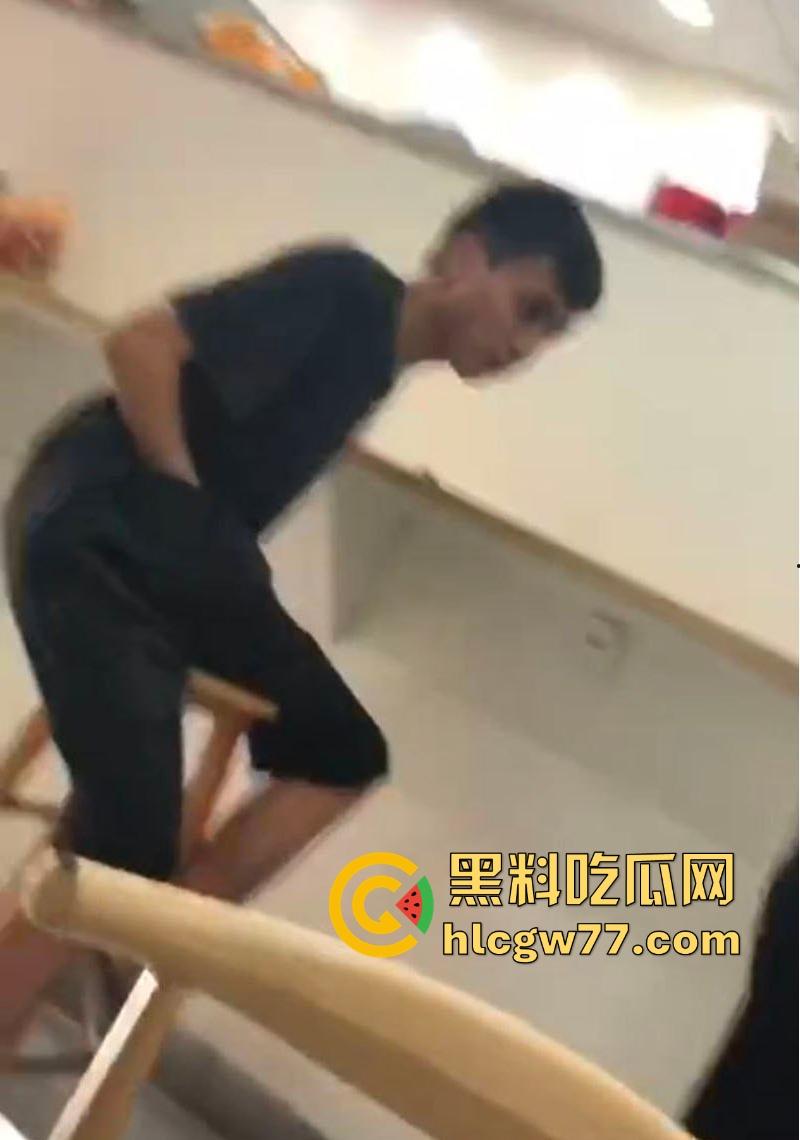 蜜雪冰城狙击手！精神小伙当众撸管~兄弟，这么饥渴么，这种坦克也这么有兴趣？  第2张