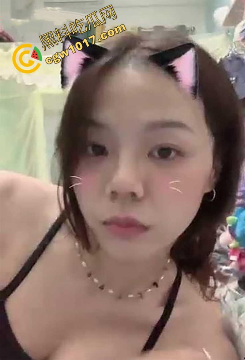 四川极品短发小少妇【汪梦霏】喜欢镜前做爱！边交欢边拍自己淫态，玩裸聊举奶挑逗，全程露脸表情骚极！  第7张