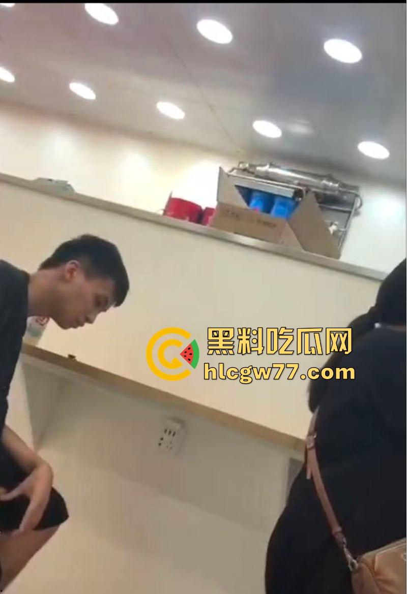 蜜雪冰城狙击手！精神小伙当众撸管~兄弟，这么饥渴么，这种坦克也这么有兴趣？  第3张