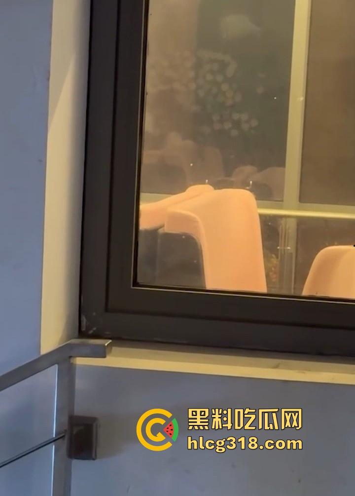 武汉生物工程学院社团师姐【林鹤敏】跟学长男友性爱爆发在二楼食堂直接开炮，被学弟偷拍曝光！  第3张