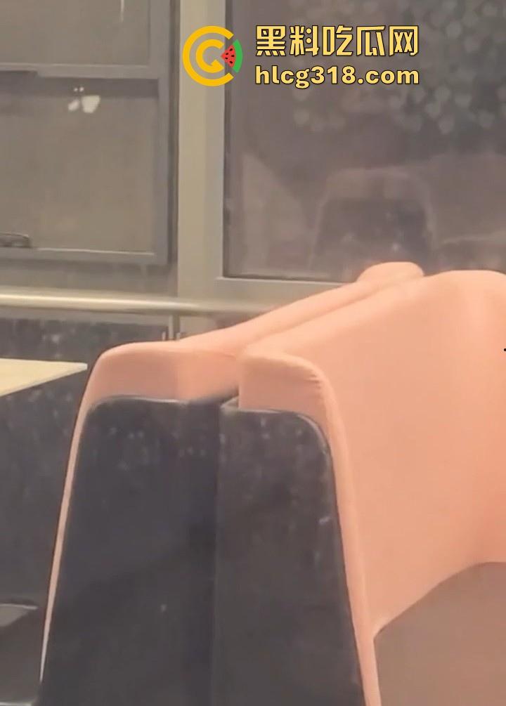 武汉生物工程学院社团师姐【林鹤敏】跟学长男友性爱爆发在二楼食堂直接开炮，被学弟偷拍曝光！  第4张