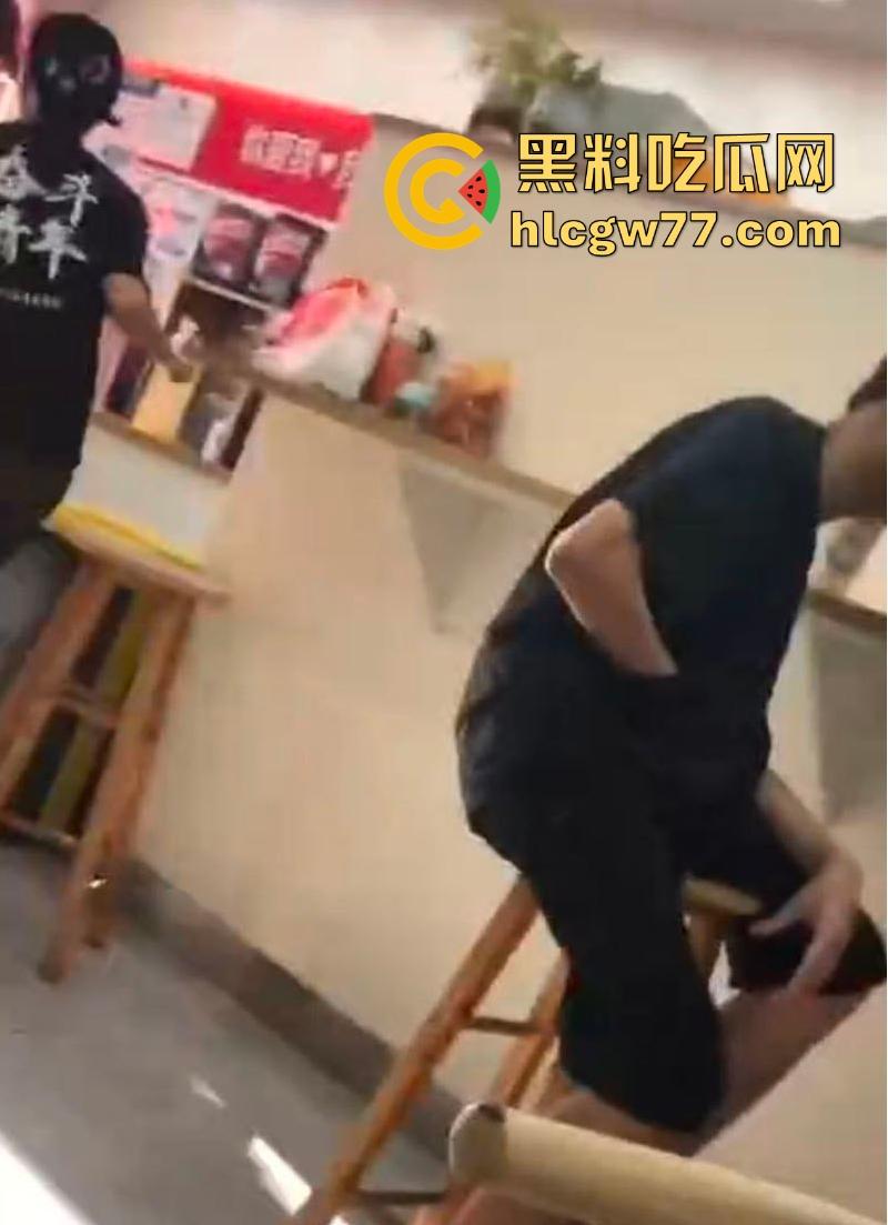 蜜雪冰城狙击手！精神小伙当众撸管~兄弟，这么饥渴么，这种坦克也这么有兴趣？  第4张