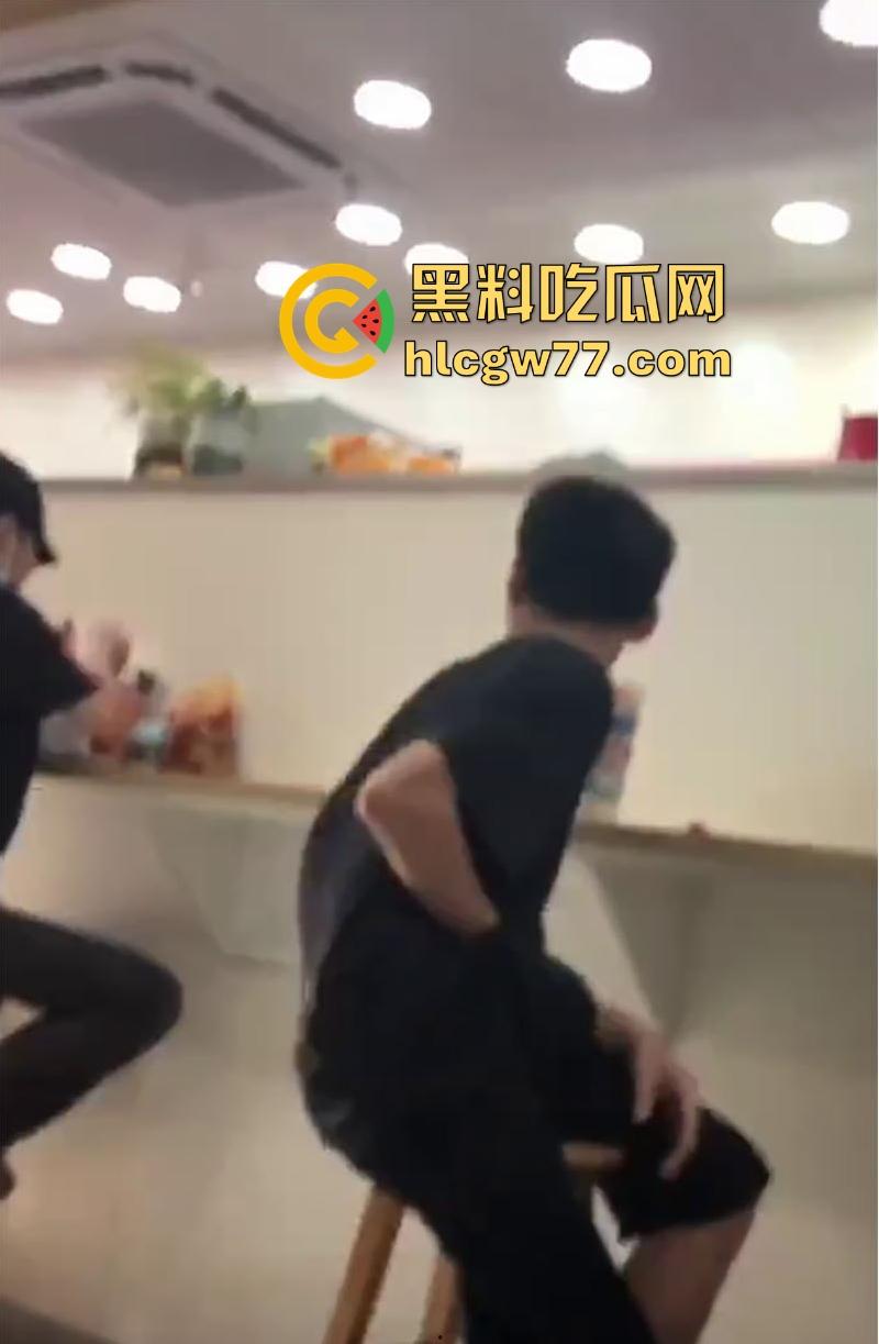 蜜雪冰城狙击手！精神小伙当众撸管~兄弟，这么饥渴么，这种坦克也这么有兴趣？  第5张