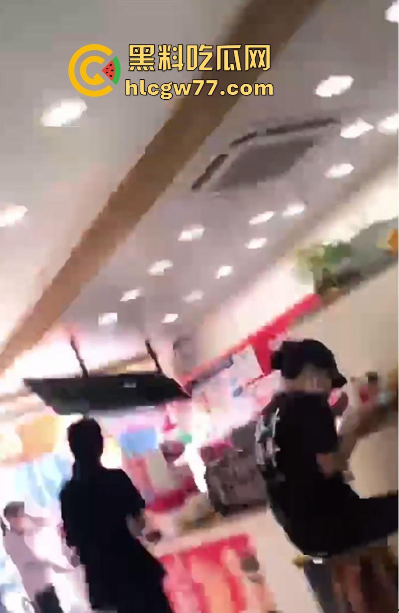 蜜雪冰城狙击手！精神小伙当众撸管~兄弟，这么饥渴么，这种坦克也这么有兴趣？  第6张