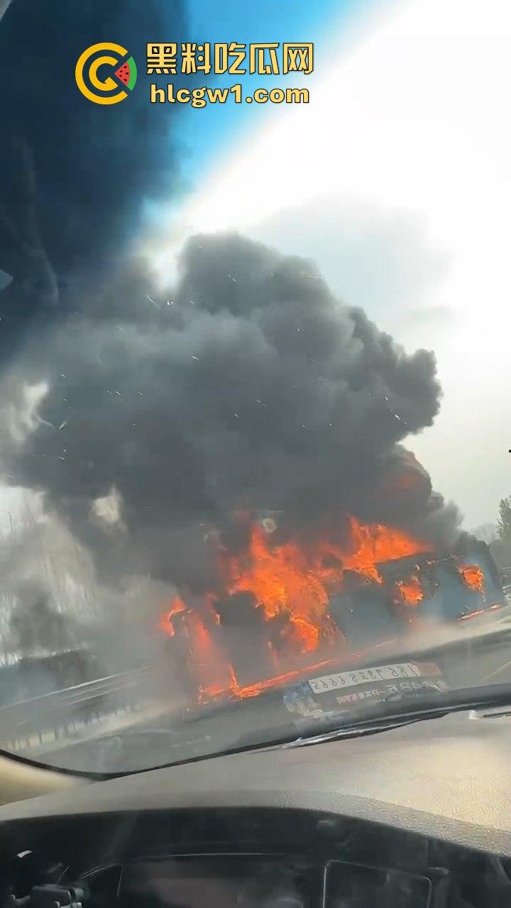 辽宁沈阳苏家屯高速突发大巴车祸！疑似载满辽宁师范大学学生，现场一片狼藉！  第2张