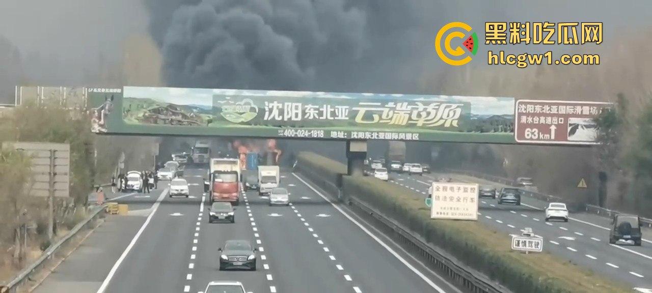 辽宁沈阳苏家屯高速突发大巴车祸！疑似载满辽宁师范大学学生，现场一片狼藉！  第3张