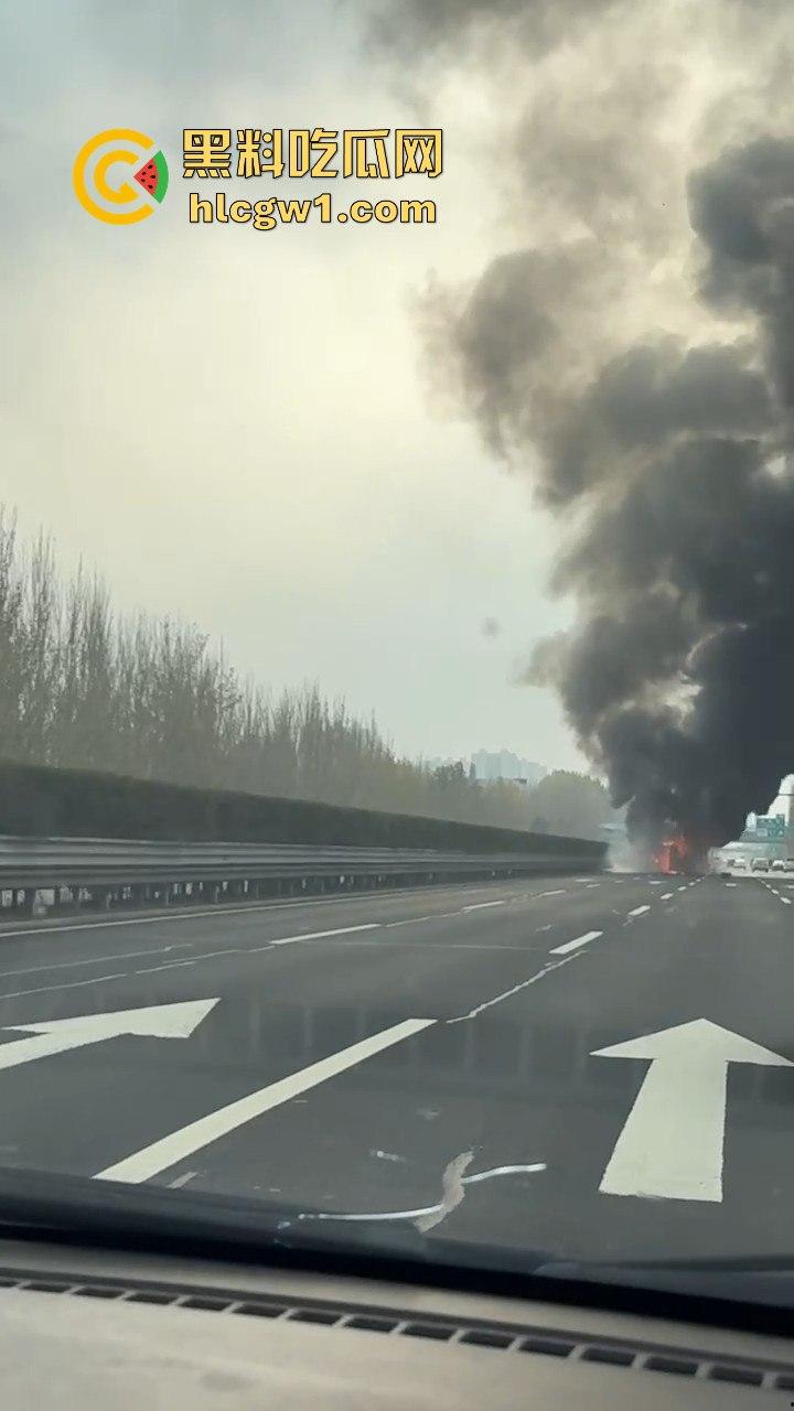 辽宁沈阳苏家屯高速突发大巴车祸！疑似载满辽宁师范大学学生，现场一片狼藉！  第5张
