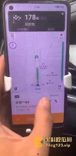 滴滴车里演出活春宫！女乘客后排抠逼，司机吓得连头都不敢回！  第2张