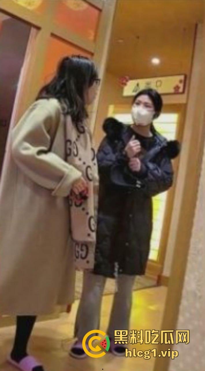 极限偸拍女人坑女人 国内某高档洗浴会所女浴室内到处游走！各种白花花的奶子亮瞎眼球！  第5张