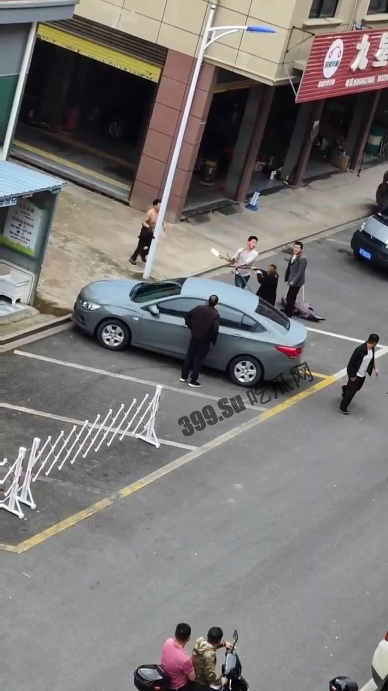 5月7日，浙江金华，男子拿菜刀沿街疯狂追砍一男一女，最后被女子扑倒在地制服，被砍者人没事，砍人男子已抓获  第1张