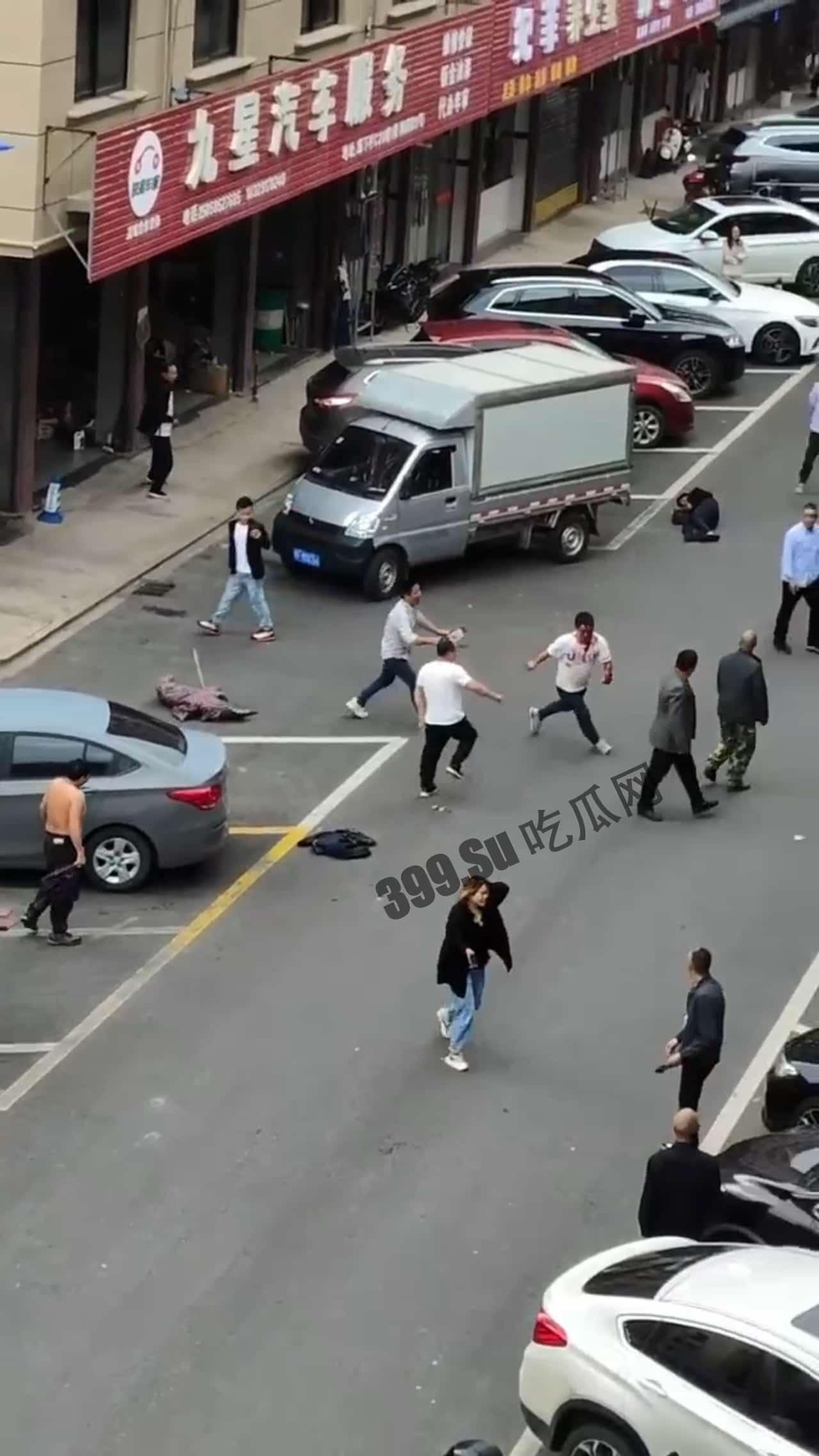 5月7日，浙江金华，男子拿菜刀沿街疯狂追砍一男一女，最后被女子扑倒在地制服，被砍者人没事，砍人男子已抓获  第3张