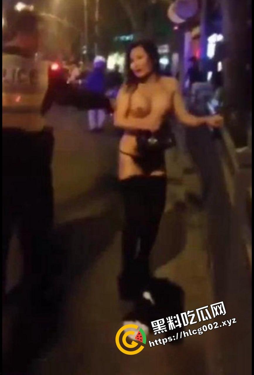 上海醉酒女当街脱衣求外国人操她 结果被警方制止并带走！ 还叫警察帮忙掰开自己的屁眼  第1张