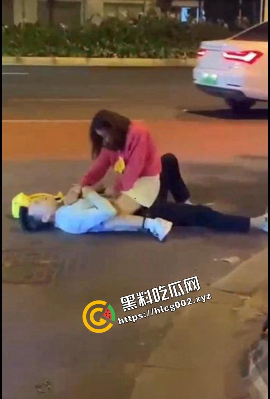 上海醉酒女当街脱衣求外国人操她 结果被警方制止并带走！ 还叫警察帮忙掰开自己的屁眼  第5张