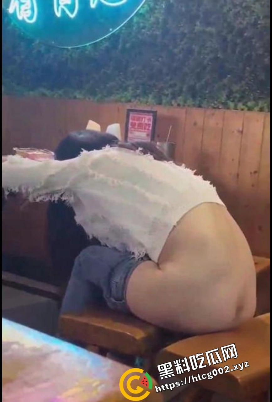 上海醉酒女当街脱衣求外国人操她 结果被警方制止并带走！ 还叫警察帮忙掰开自己的屁眼  第7张