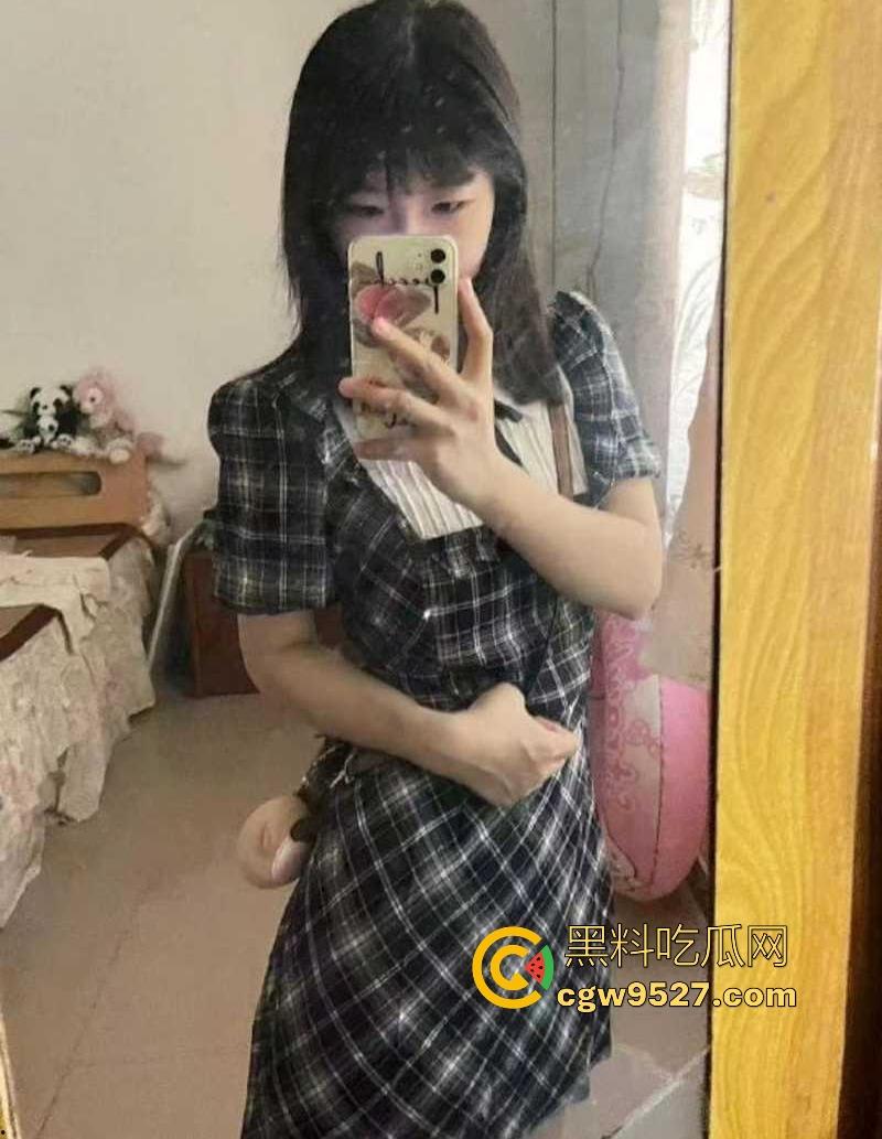 湘潭大学清纯眼镜学生妹【李亿】和男友玩性爱游戏拍淫片，淫姿骚态犹如服食春药，全程露脸反差至极！  第1张