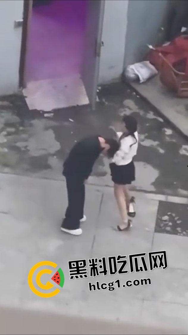蟑螂系女友！同时对峙两个男友 跳楼后毫发无伤还在纠缠 被抱摔内脏出血 真是不作不会死啊  第1张