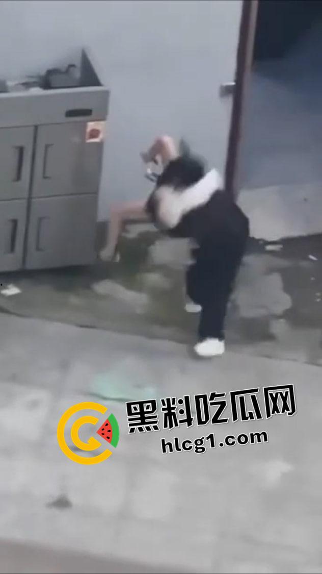 蟑螂系女友！同时对峙两个男友 跳楼后毫发无伤还在纠缠 被抱摔内脏出血 真是不作不会死啊  第2张