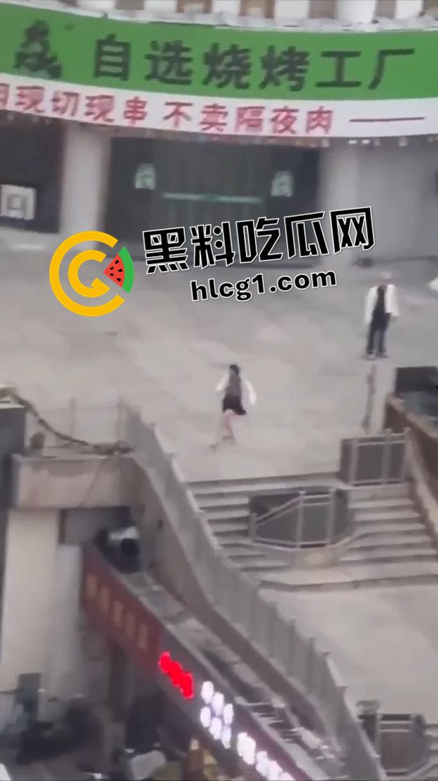 蟑螂系女友！同时对峙两个男友 跳楼后毫发无伤还在纠缠 被抱摔内脏出血 真是不作不会死啊  第4张