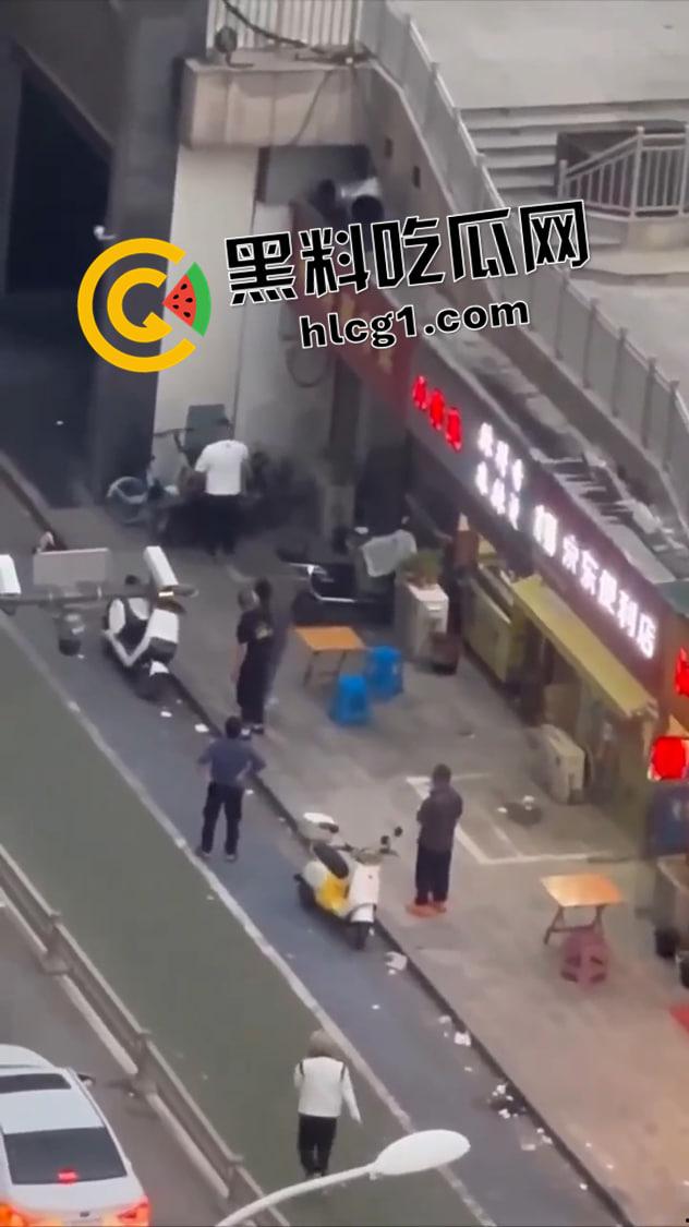 蟑螂系女友！同时对峙两个男友 跳楼后毫发无伤还在纠缠 被抱摔内脏出血 真是不作不会死啊  第5张