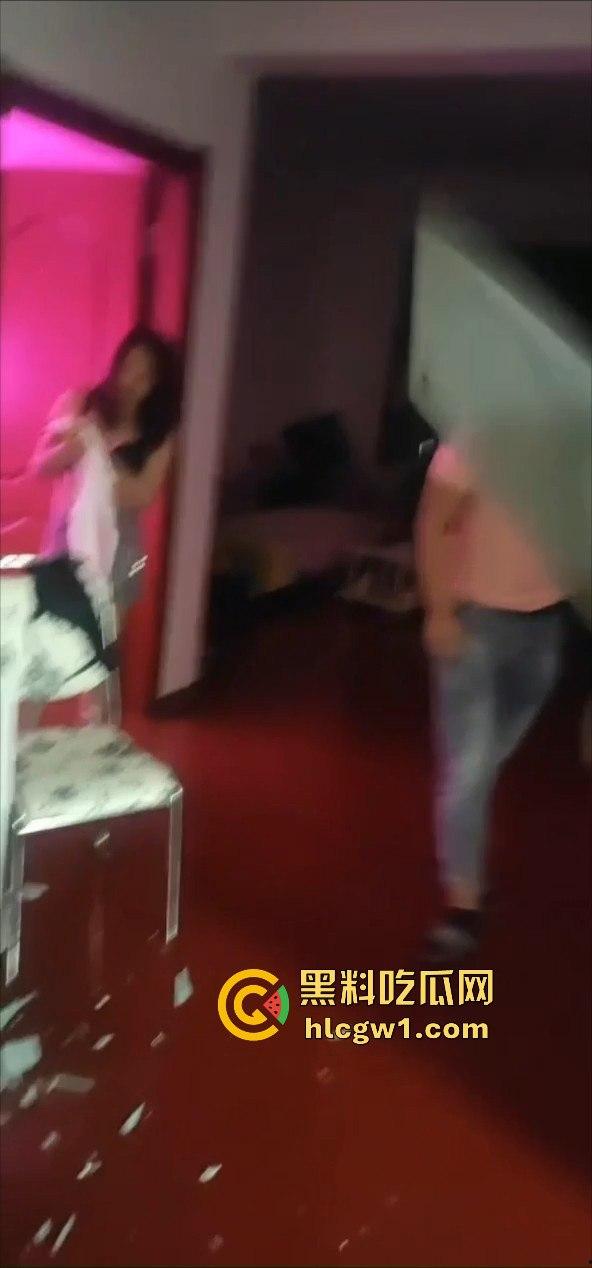 山西捉奸场面刺激！给奸夫脑门上来一菜刀，插得稳稳的，医院都不敢拔！  第2张