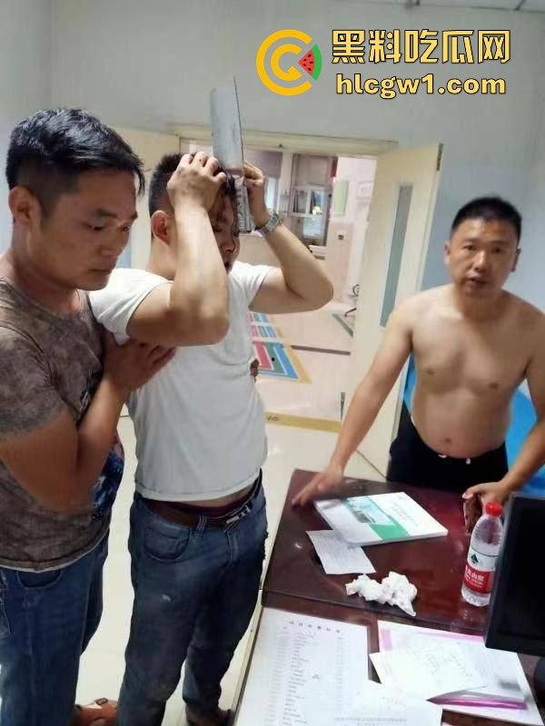 山西捉奸场面刺激！给奸夫脑门上来一菜刀，插得稳稳的，医院都不敢拔！  第3张