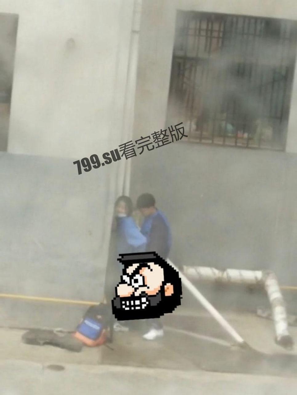 青海 格尔木一中 初中生学校教学楼下啪啪 全校学生围观  第1张