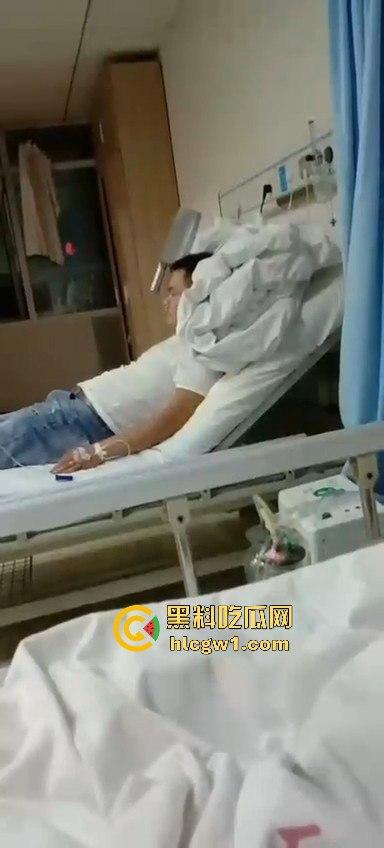 山西捉奸场面刺激！给奸夫脑门上来一菜刀，插得稳稳的，医院都不敢拔！  第6张