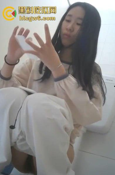 女大学生看片忍不住看到湿穿裤子 冲进厕所自己摸玩手活 被小哥偷拍全程纪录真是个极品骚货！  第4张