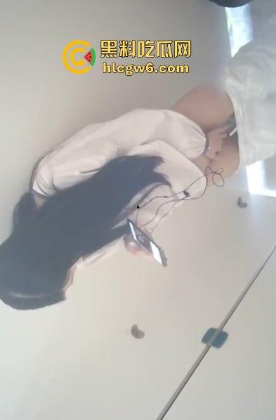 女大学生看片忍不住看到湿穿裤子 冲进厕所自己摸玩手活 被小哥偷拍全程纪录真是个极品骚货！  第6张