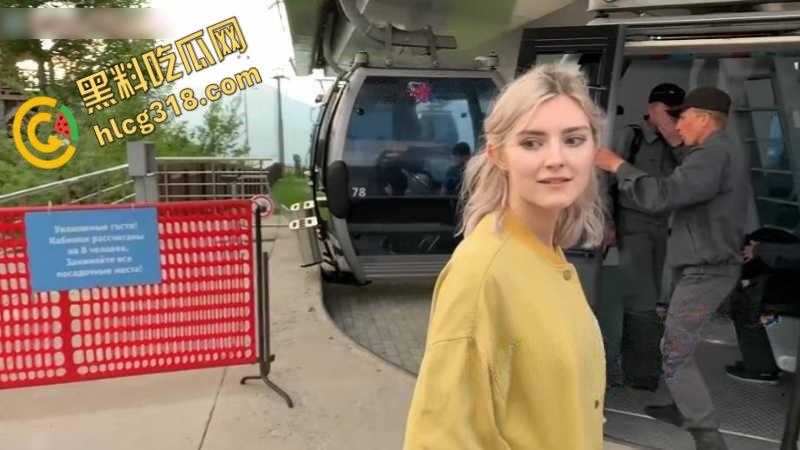 俄罗斯高颜值嫩模【Eva Elfie】，缆车上寂寞发骚，小手捧着肉棒用舌头深情的舔着，谁不想要个这样的女友 ！  第2张