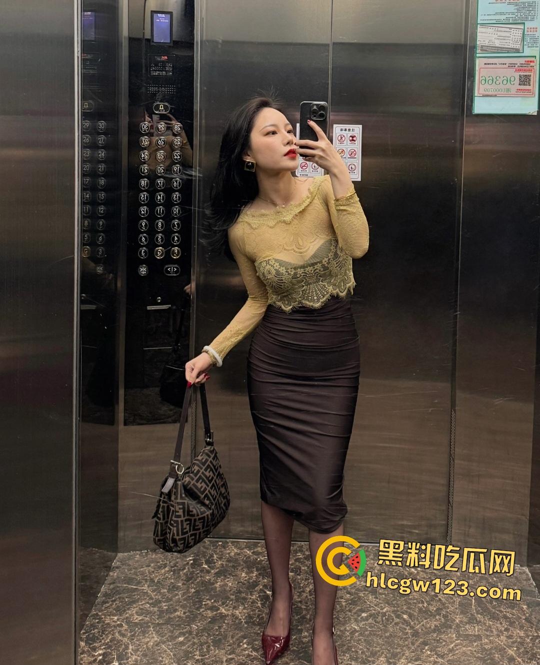 黑丝少妇偷情炮穿钢板！插进去秒流白浆，猛男动作太大震翻摄像机 ！  第1张