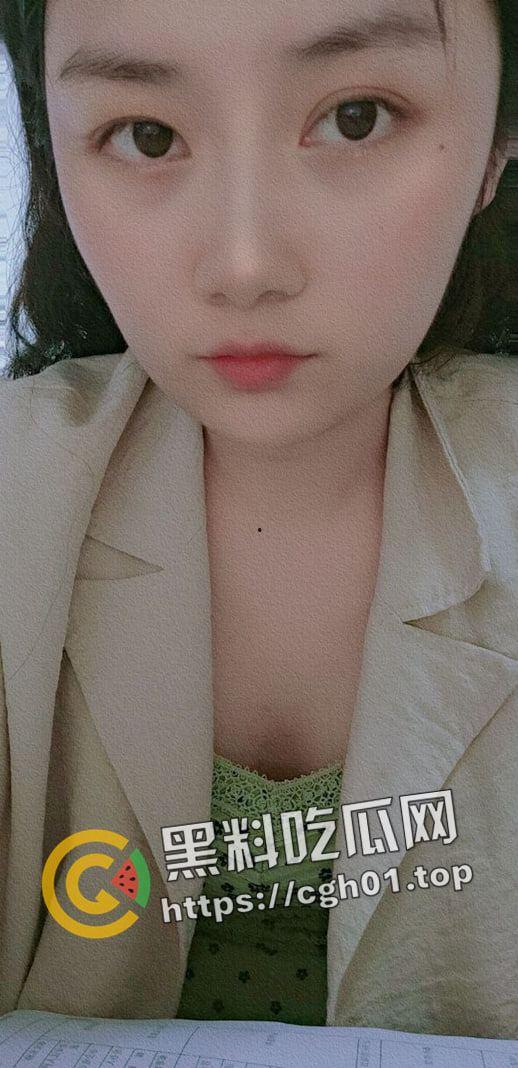 广州少妇【刘芸清】婚内欲求不满 寂寞难耐的骚母狗  小穴胶粘的自拍发给网友遭流出 第3张