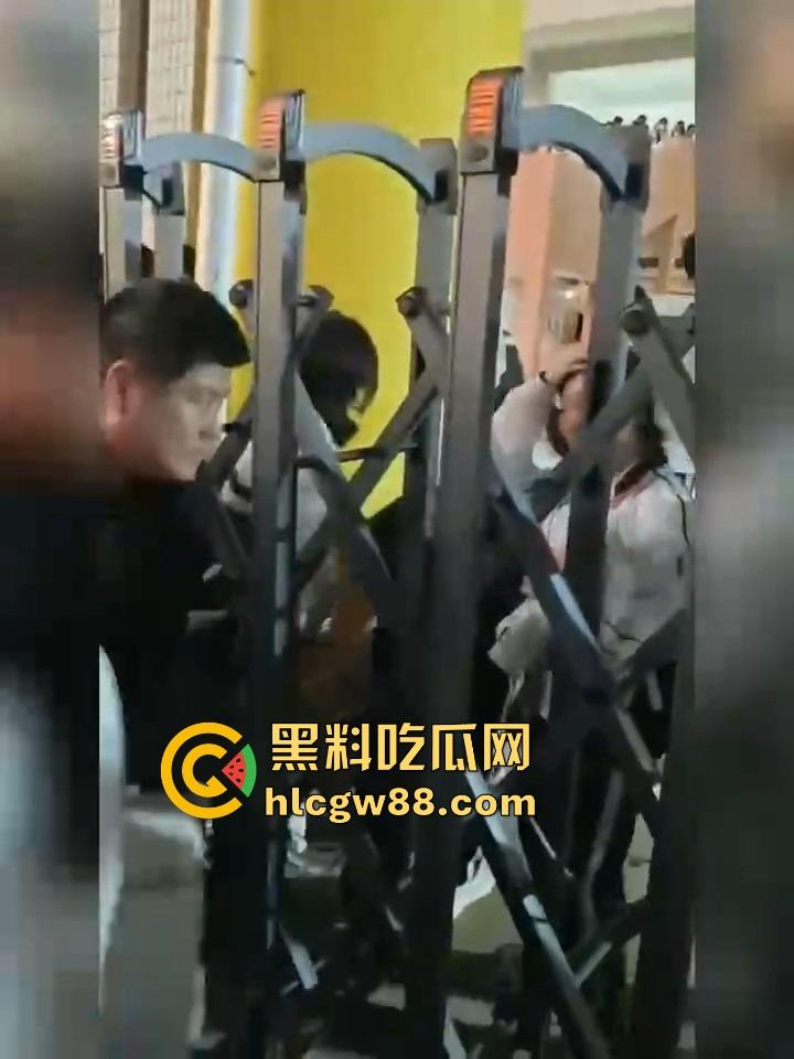 汕头二中拆门事件闹大了，林校长的奇葩规章制度牛逼炸天，学生怒了直接拆门抗议！  第11张