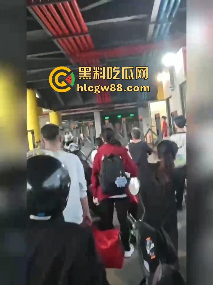 汕头二中拆门事件闹大了，林校长的奇葩规章制度牛逼炸天，学生怒了直接拆门抗议！  第13张