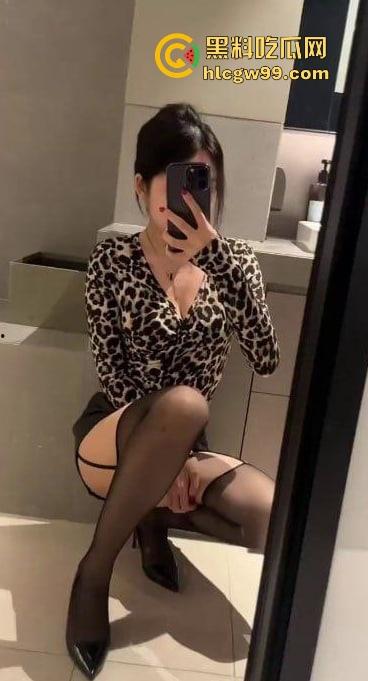 邻家人妻『赵爱萍』被调教成主人的母狗，3分钟绿帽老公玩腻了，被操得浪叫快喷了还给儿子打电话！  第1张