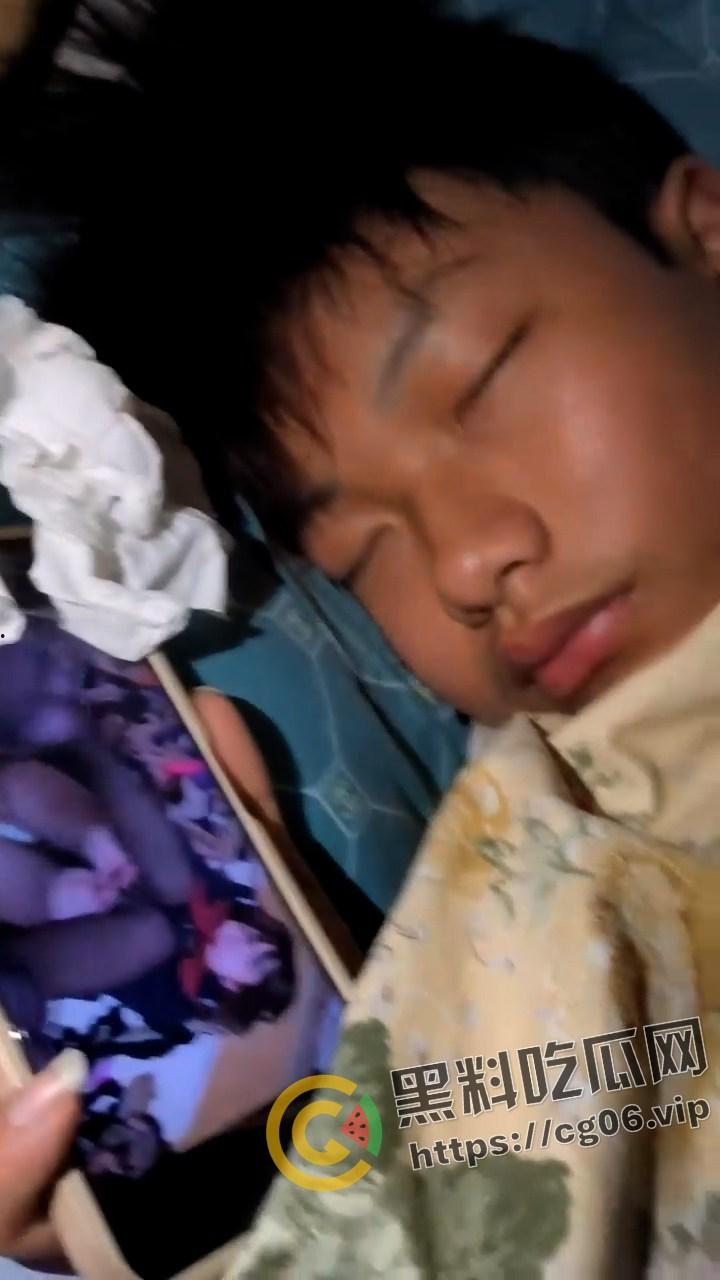 广西初中生宿舍全员老色鬼！集体看片打飞机  竟然还有人打飞机打睡着了 不愧是广西老表 第1张