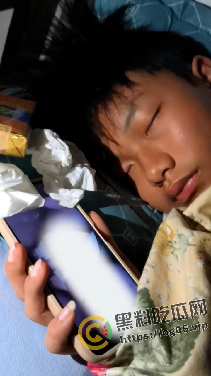 广西初中生宿舍全员老色鬼！集体看片打飞机  竟然还有人打飞机打睡着了 不愧是广西老表 第2张