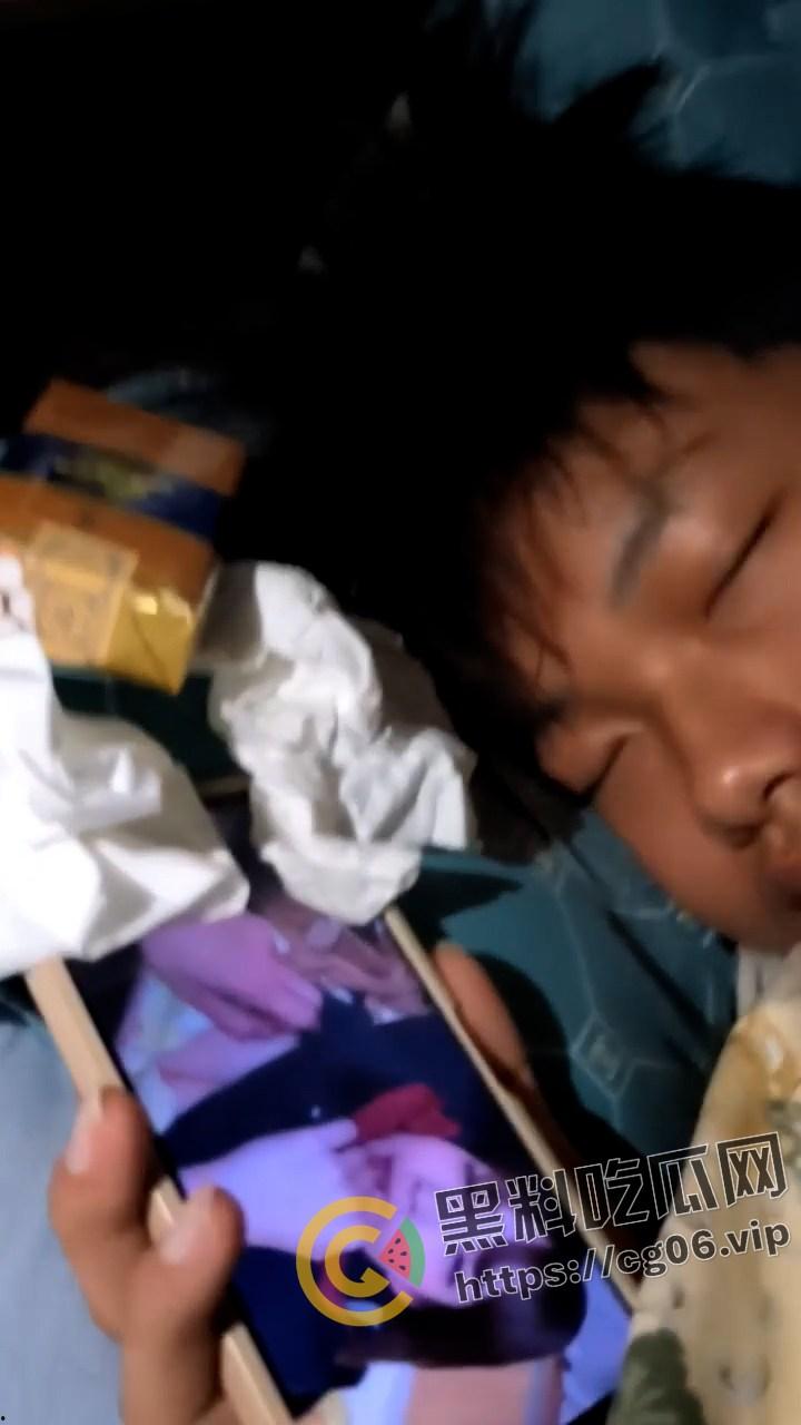 广西初中生宿舍全员老色鬼！集体看片打飞机  竟然还有人打飞机打睡着了 不愧是广西老表 第4张