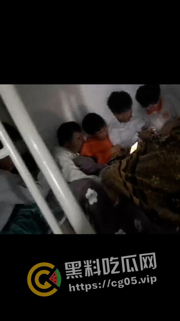 广西初中生宿舍全员老色鬼！集体看片打飞机  竟然还有人打飞机打睡着了 不愧是广西老表 第7张