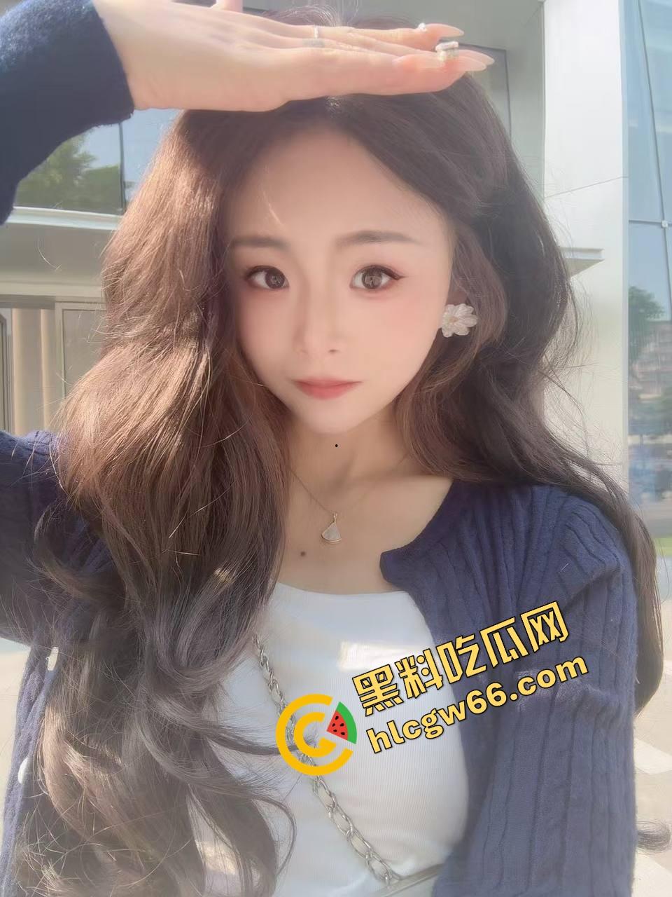 桌上吃肉，桌下吃逼，绿帽哥请兄弟草自己老婆边吃边拍，骚妻水流成河，火锅秒变淫锅！  第1张