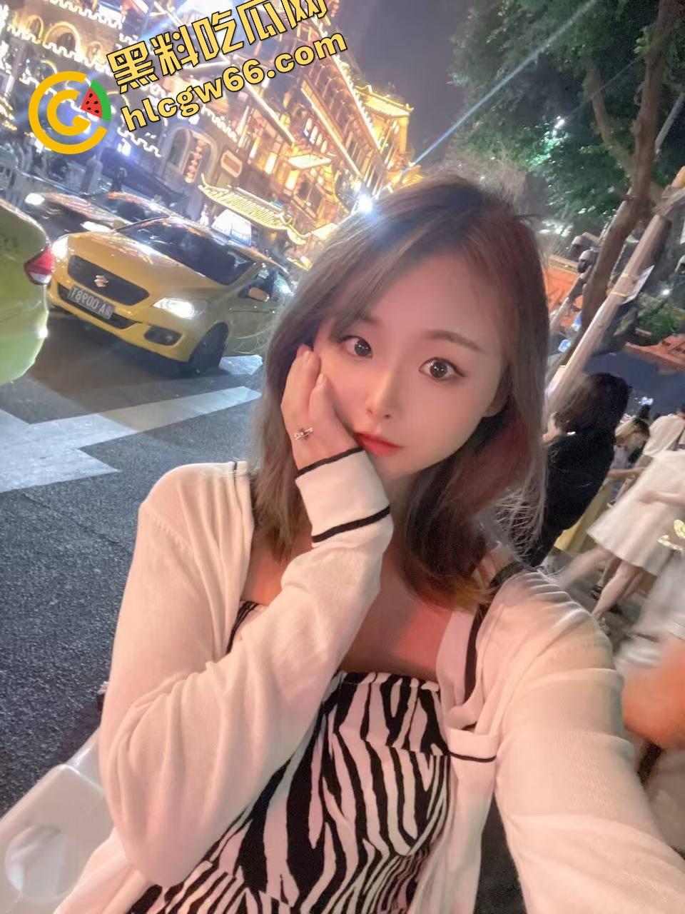 桌上吃肉，桌下吃逼，绿帽哥请兄弟草自己老婆边吃边拍，骚妻水流成河，火锅秒变淫锅！  第2张