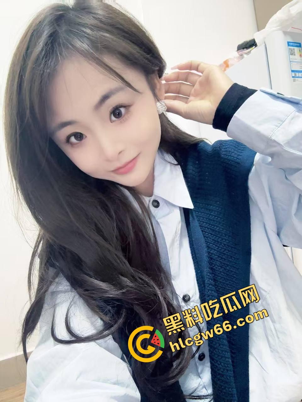 桌上吃肉，桌下吃逼，绿帽哥请兄弟草自己老婆边吃边拍，骚妻水流成河，火锅秒变淫锅！  第3张