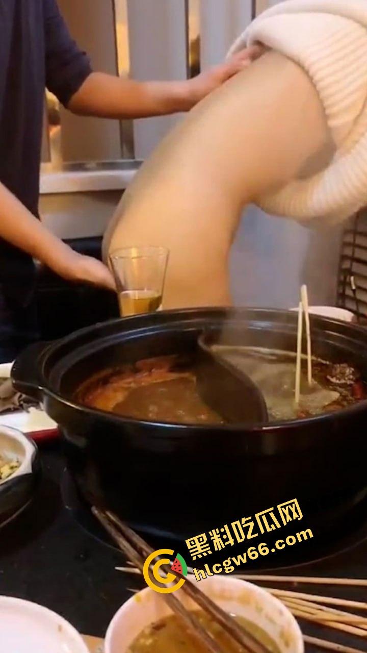 桌上吃肉，桌下吃逼，绿帽哥请兄弟草自己老婆边吃边拍，骚妻水流成河，火锅秒变淫锅！  第9张