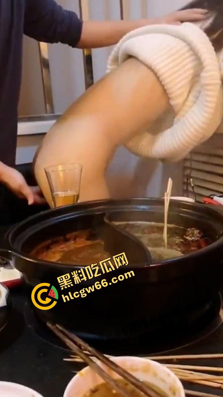 桌上吃肉，桌下吃逼，绿帽哥请兄弟草自己老婆边吃边拍，骚妻水流成河，火锅秒变淫锅！  第10张
