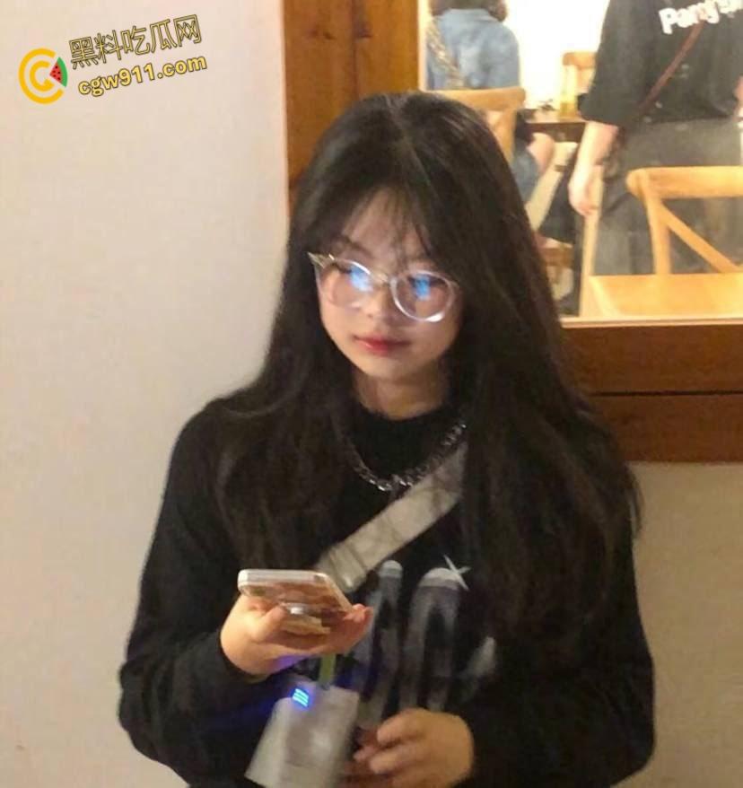 南京医科大学生妹【朱静莲】，异地视频裸舞自慰，被学长调教玩弄，跪地口交舔蛋，眼镜妹在床上是真骚 ！  第3张