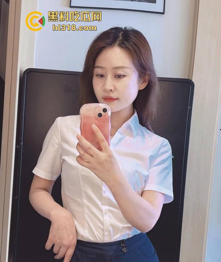 珍爱生命远离女司机！这是多倒霉呀，骑个电动车在路边停车场摔倒，被女司机碾压过去，这都看不到吗？  第1张