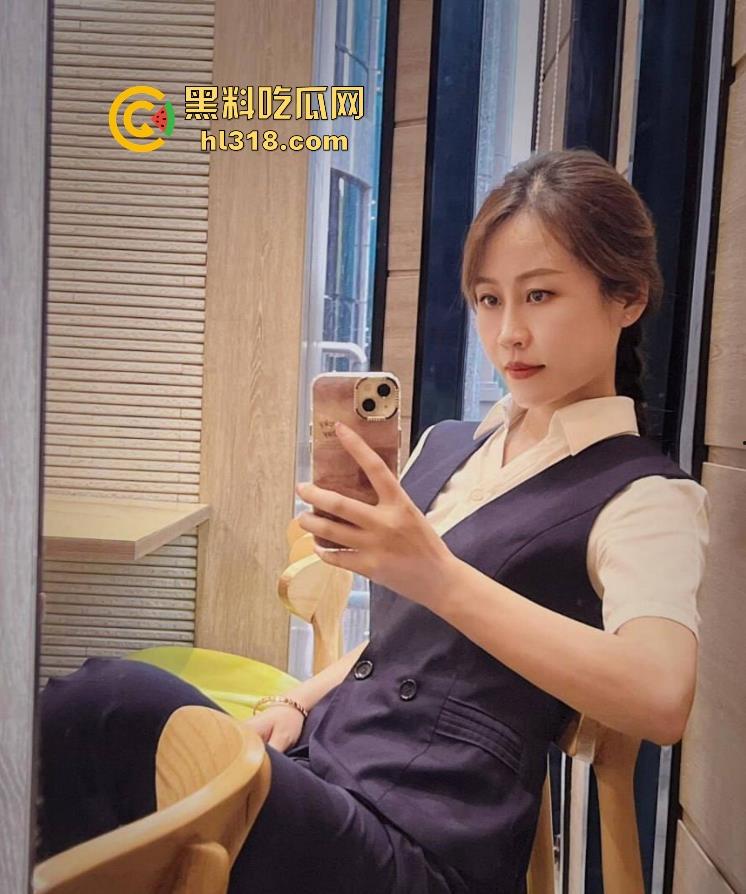 珍爱生命远离女司机！这是多倒霉呀，骑个电动车在路边停车场摔倒，被女司机碾压过去，这都看不到吗？  第2张