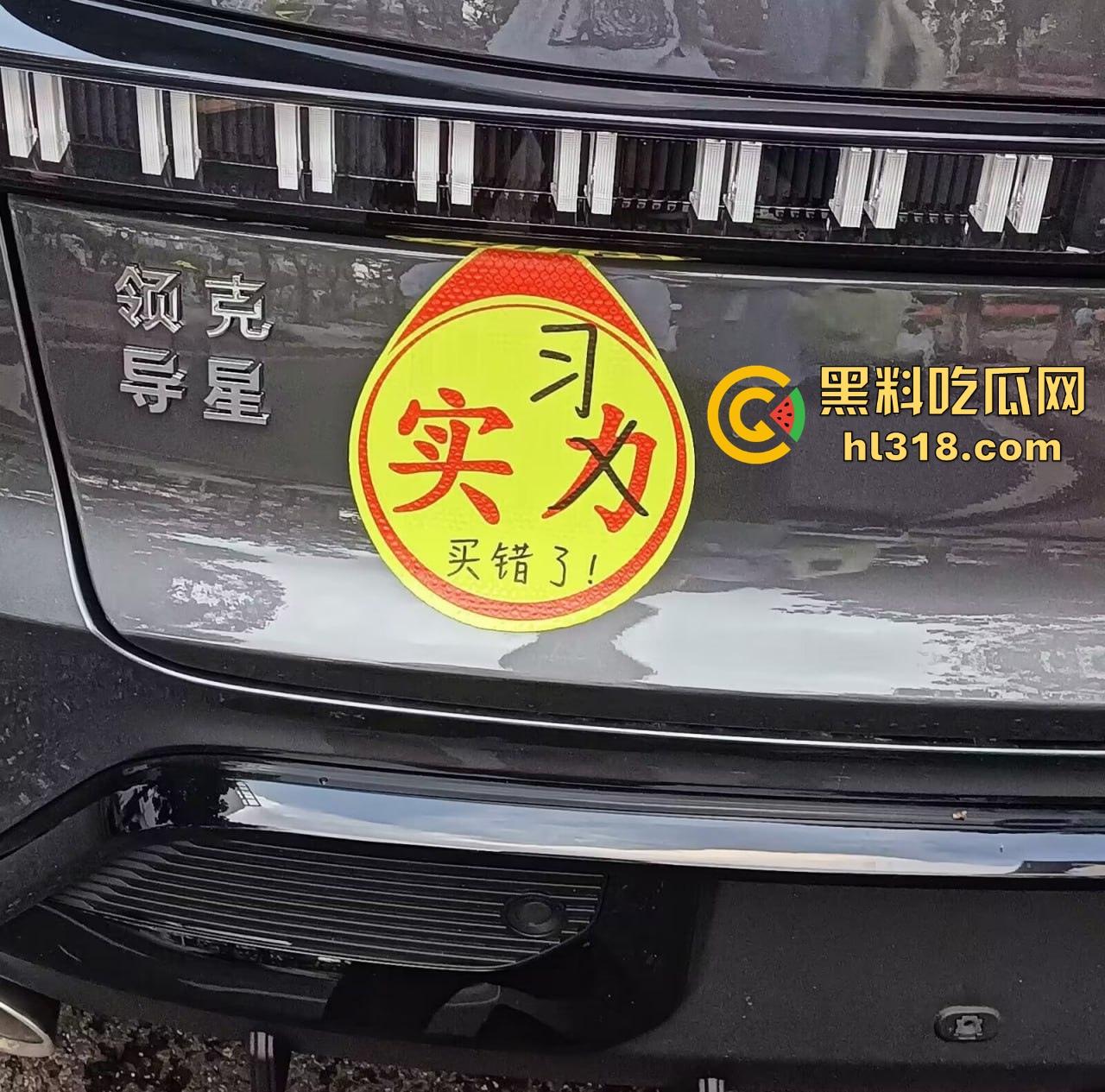 珍爱生命远离女司机！这是多倒霉呀，骑个电动车在路边停车场摔倒，被女司机碾压过去，这都看不到吗？  第3张